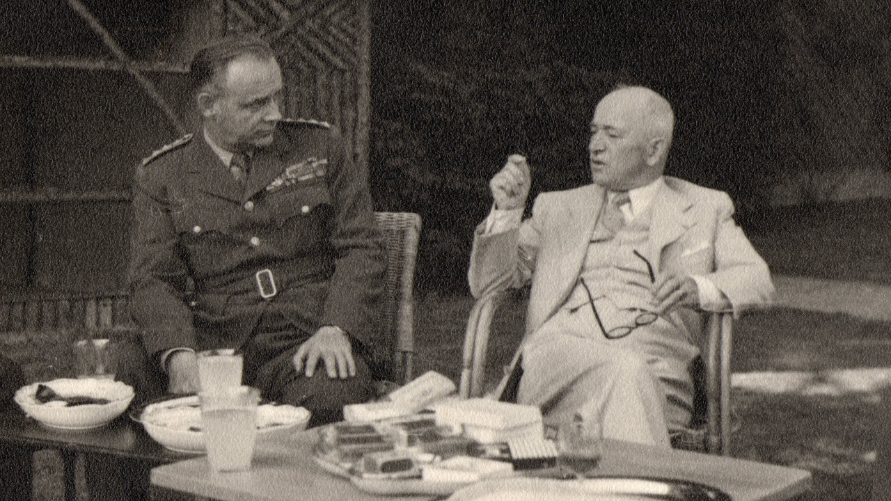 František Moravec a Edvard Beneš v britském Aston Abbots 28. kvìtna 1944, kdy politik slavil 60. narozeniny. Bylo to pøesnì dva roky a jeden den po atentátu na Reinharda Heydricha.