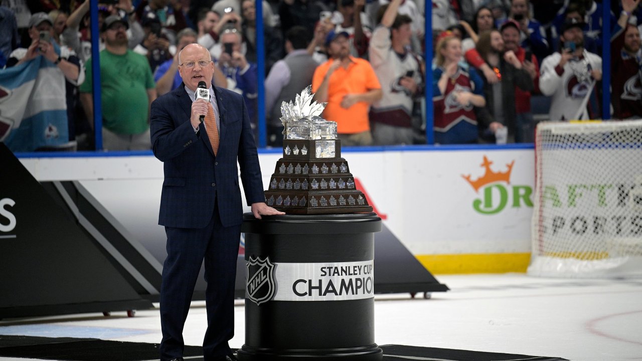 Bill Daly na snímku z ceremoniálu po posledním zápase Stanley Cupu 2022.