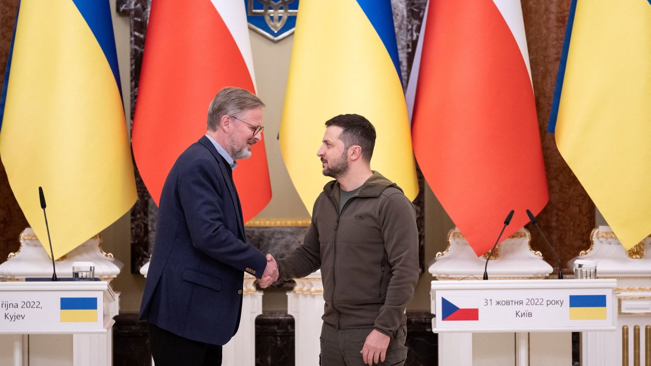 Premiér Petr Fiala s ukrajinským prezidentem Volodymyrem Zelenskym.
