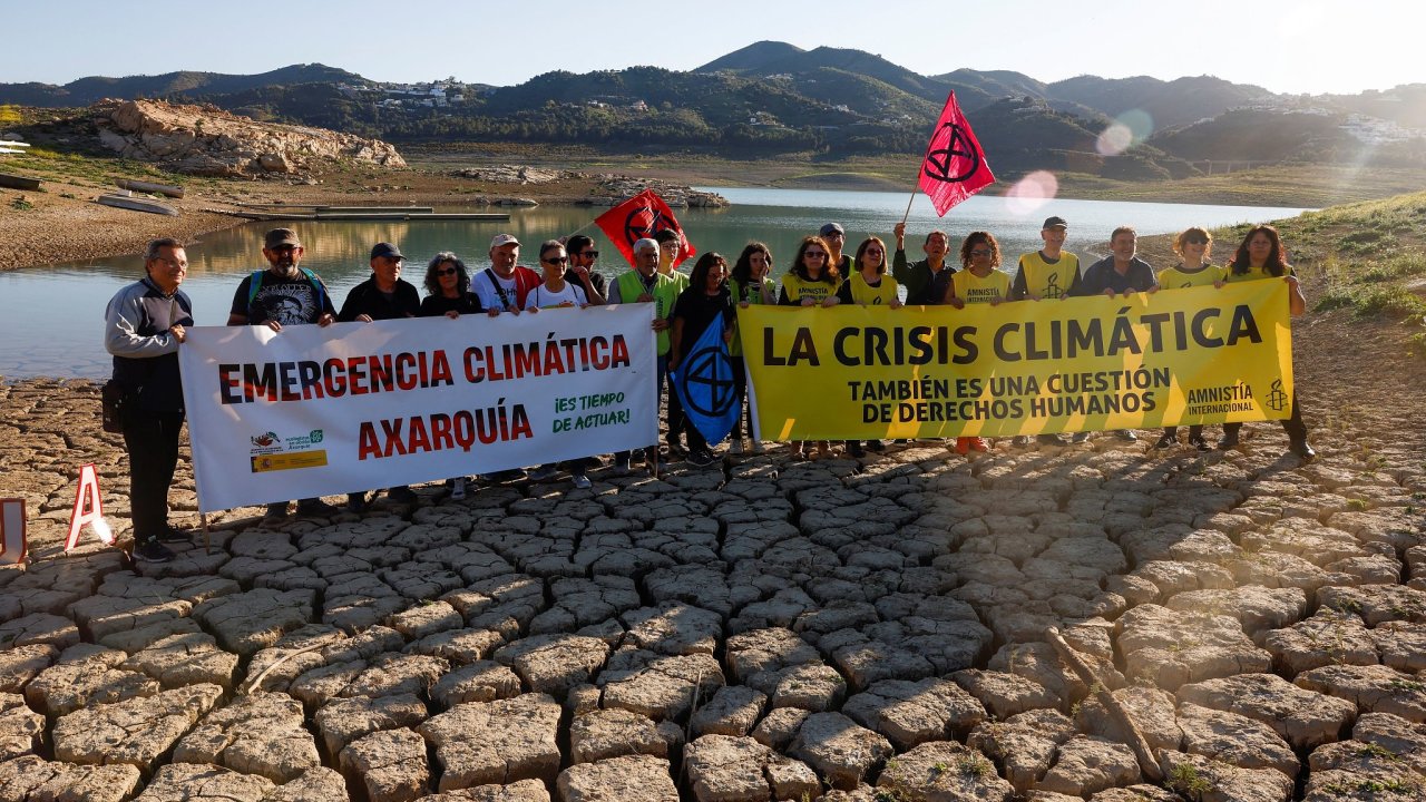 Protest aktivistù kvùli suchu vyzývající vládu k akci na ochranu klimatu z poloviny bøezna v jedné z vyschlých vodních nádrží u Málagy na jihu Španìlska.