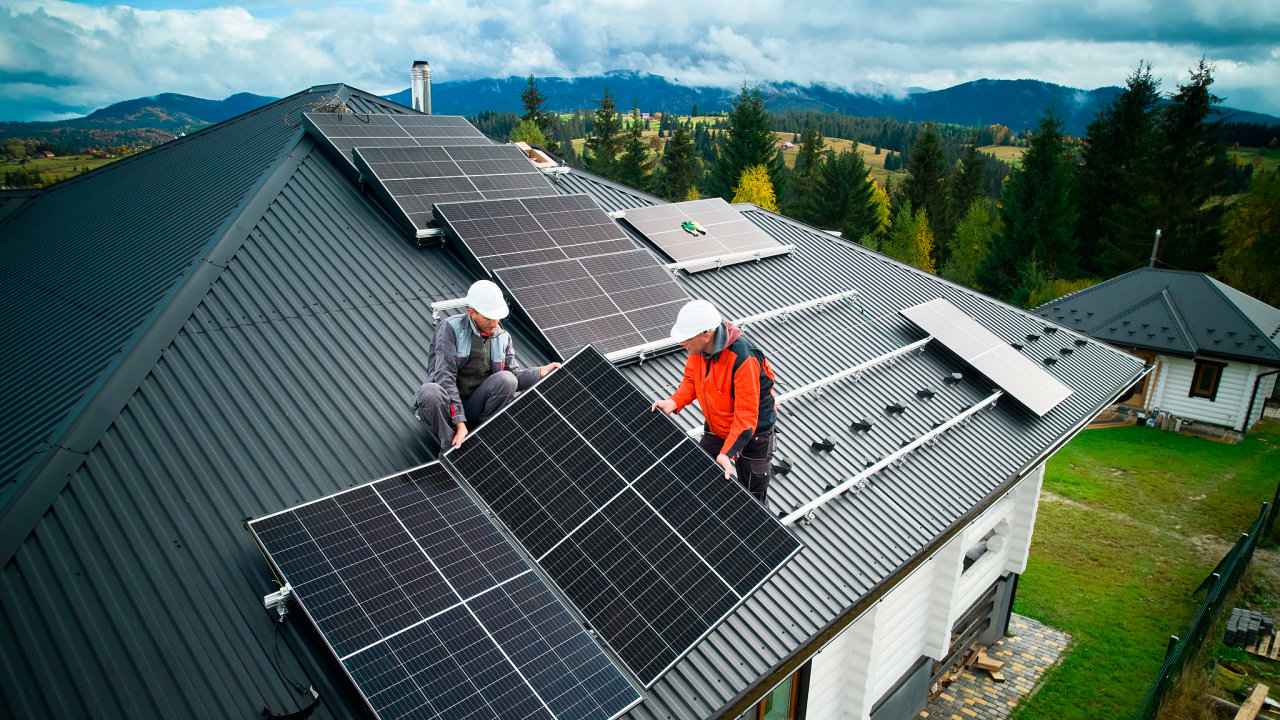 Instalace solrn fotovoltaick elektrrny na stechu domu