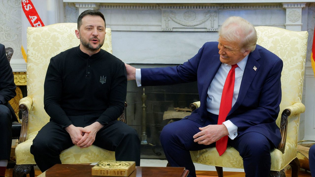 Ne dolo k hdce. Schzka prezident Zelenskho a Trumpa se zvrhla ve slovn souboj, Kyjev pot zmnil taktiku ohledn vyjednvn o mru.