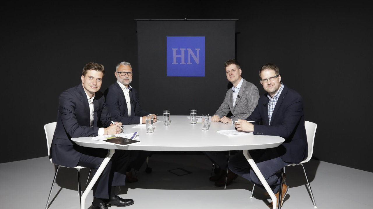 O regulaci hazardu diskutovali (zleva) Jan ehola z Institutu proregulaci hazardnch her, Tom Pintr, starosta Plan, a Jakub ofk, analytik Centra ekonomickch atrnch analz.