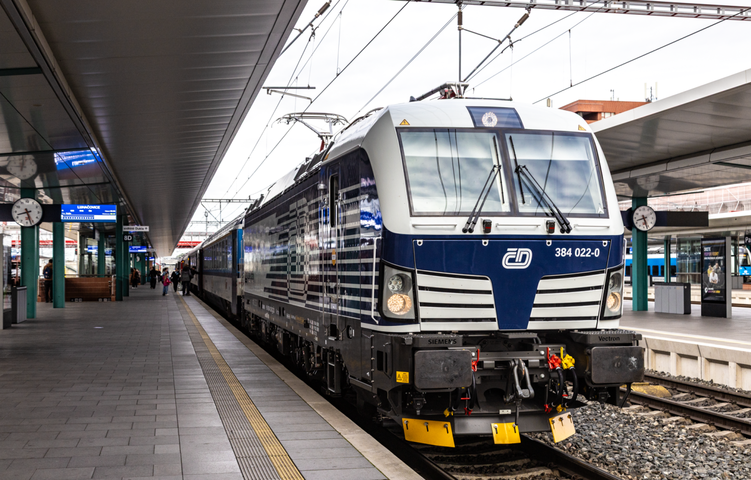 Rychlost až 230 km/h. Svou maximální rychlostí nás lokomotivy Siemens Vectron posouvají do vyšší ligy mezi evropskými dopravci. (Foto: České dráhy) Rychlost až 230 km/h. Svou maximální rychlostí nás lokomotivy Siemens Vectron posouvají do vyšší ligy mezi evropskými dopravci.