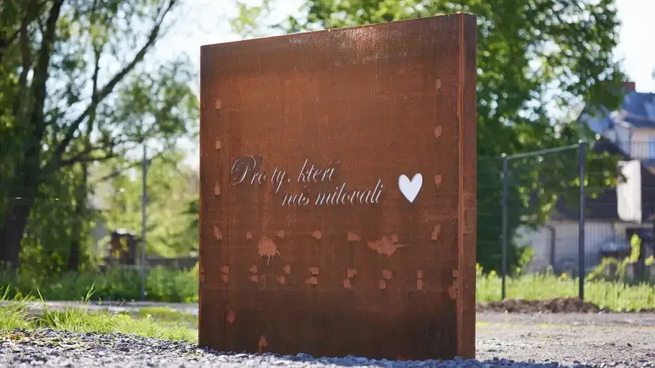 Motto �Pro ty, kte�� n�s milovali�, kter� stoj� p�ed Krematoriem zv��at Ostrava.