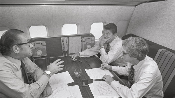 Ronald Reagan (uprost�ed) diskutuje se sv�mi poradci Alanem Greenspanem...