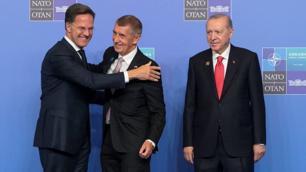 Andrej Babiš na summitu NATO s generálním tajemníkem aliance Ruttem (vlevo) a...