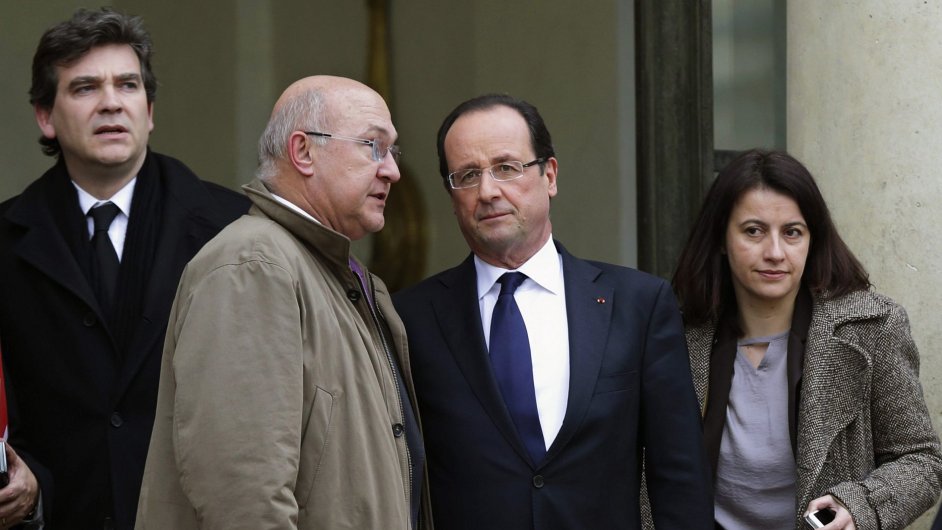 Francouzsk ministr prce a socilnch vc Michel Sapin po boku prezidenta Francoise Hollanda.