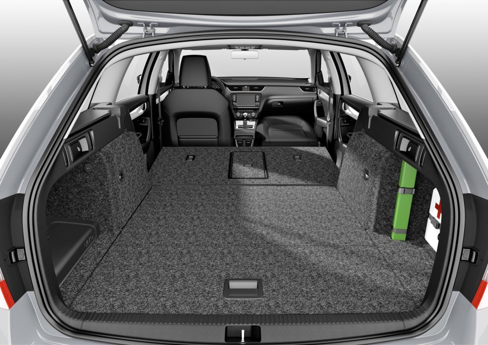 Nová Škoda Octavia Combi Díky možnosti sklopení předního sedadla se dají uvnitř transportovat i dlouhé věci.