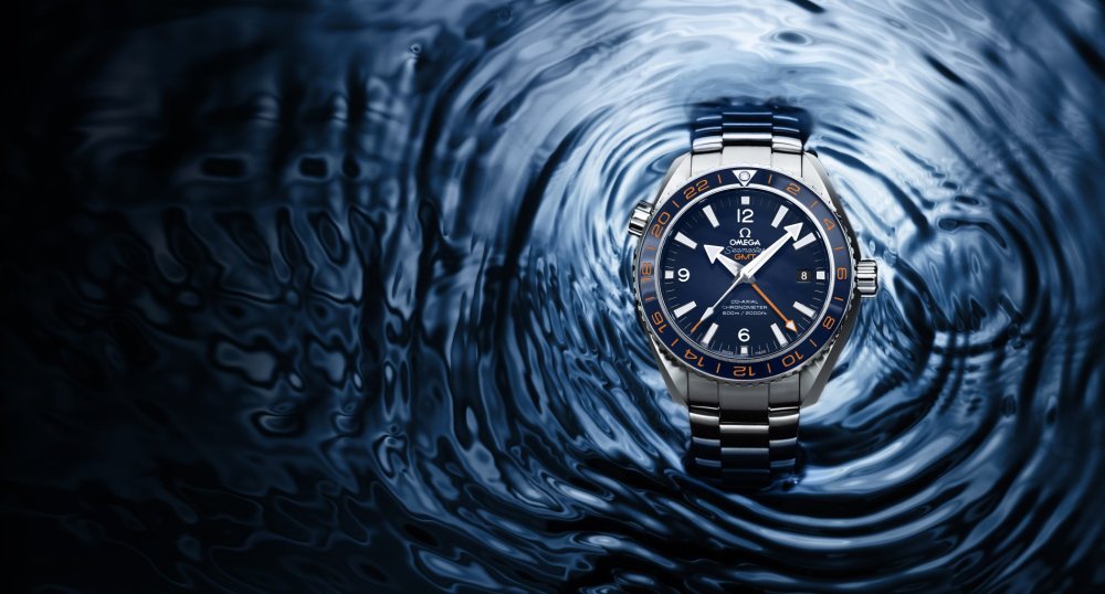 Aktivním sportovcům je určena novinka značky Omega. Jde o speciální hodinky pro potápěče Seamaster Planet Ocean 600m Good Planet. Jejich vodotěsnost je garantována až do 600 metrů. Klenuté safírové sklíčko s oboustrannou antireflexní úpravou chrání číselník stejně nad vodou jako pod ní. Čitelná stupnice v oranžovém laku koresponduje s centrální GMT ručkou a umožňuje odečet dvou časových zón. Potápěčské hodinky zároveň částí svého názvu skládají poklonu nadaci Good Planet, která se zaměřuje na ochranu životního prostředí, především mořského ekosystému.