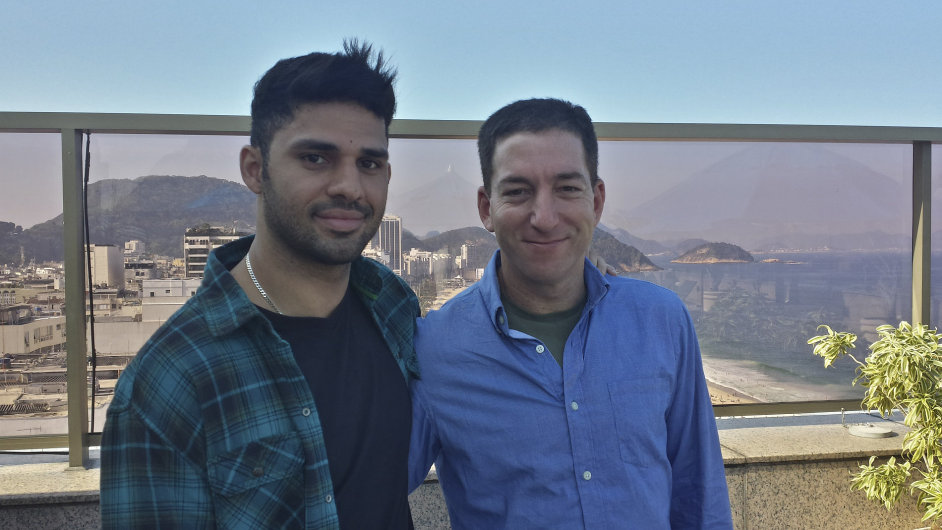 Novin Glenn Greenwald (vpravo) se svm partnerem Davidem Mirandou