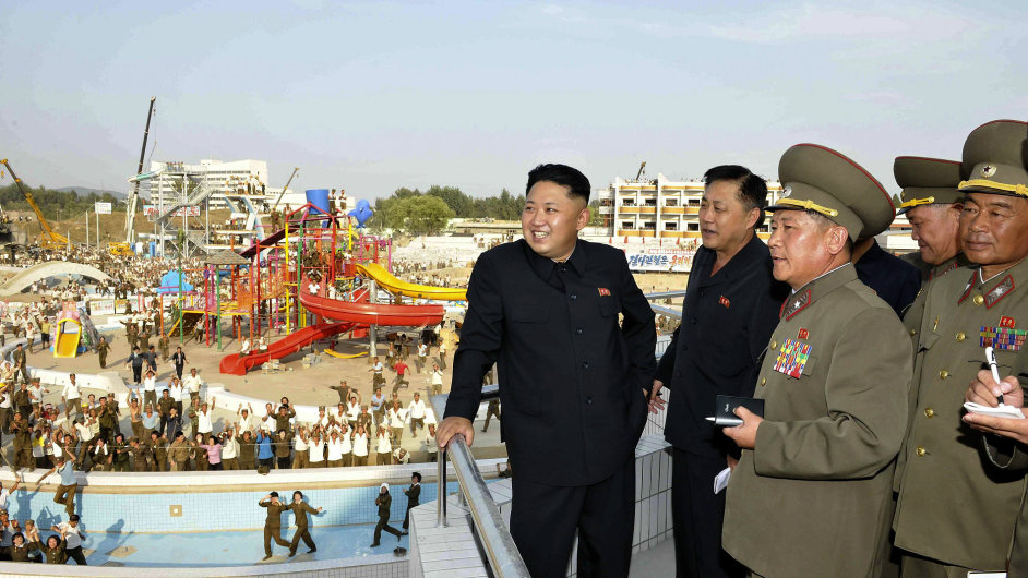 Kim ong-un si prohl nov akvapark v Pchjongjangu.