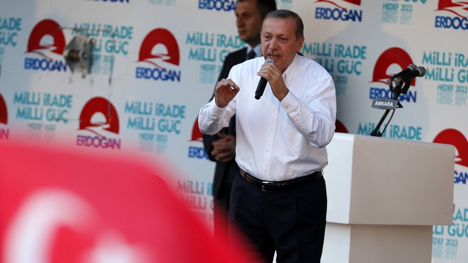 Favorit tureckch prezidentskch voleb Erdogan na pedvolebnm mtinku