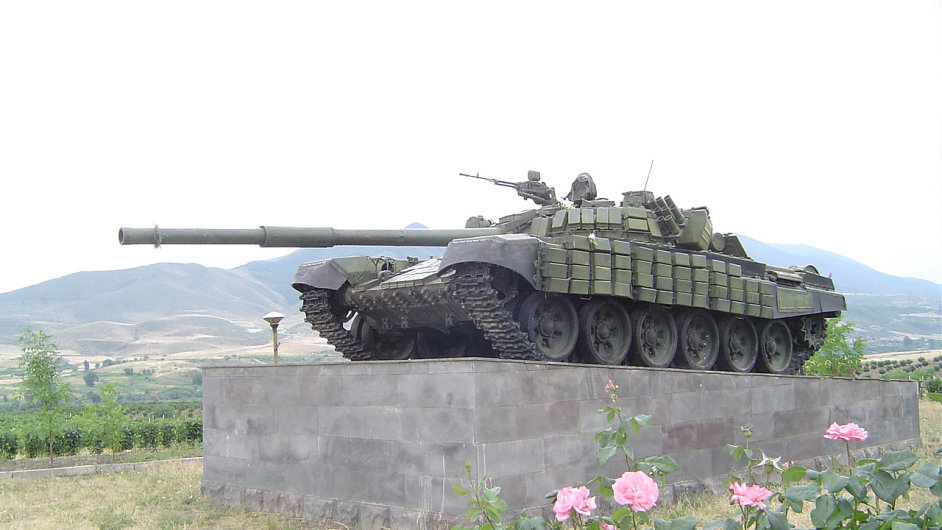 Arménský tank T-72 jako pomník u města Stepanakert