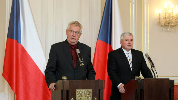 Miloš Zeman se setkal s guvernérem ČNB Jiřím Rusnokem (archivní foto z roku 2015).