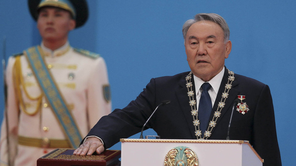 Pod u vesla.Nursultan Nazarbajev spravuje Kazachstn jako prezident pevnou rukou u pt funkn obdob. Zpadnm investorm jeho politika docela vyhovuje.