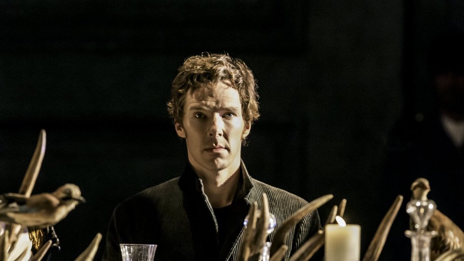 Na snmku Benedict Cumberbatch v inscenaci Hamleta v londnskm Barbicanu.