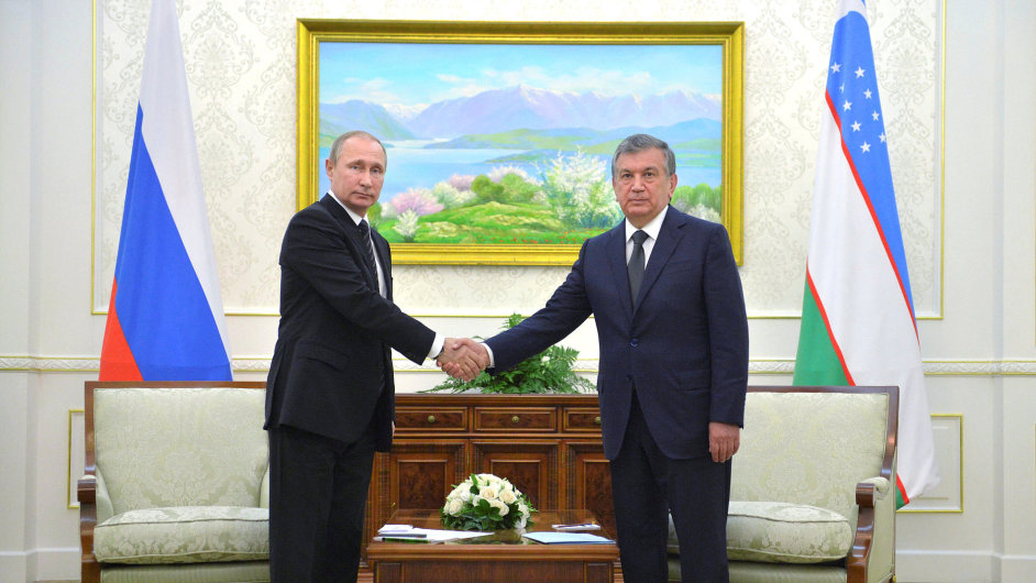 Roli hlavy státu v Uzbekistánu bude plnit dosavadní premiér Šavkat Mirzijojev (vpravo). Na snímku s ruským prezidentem Vladimirem Putinem.