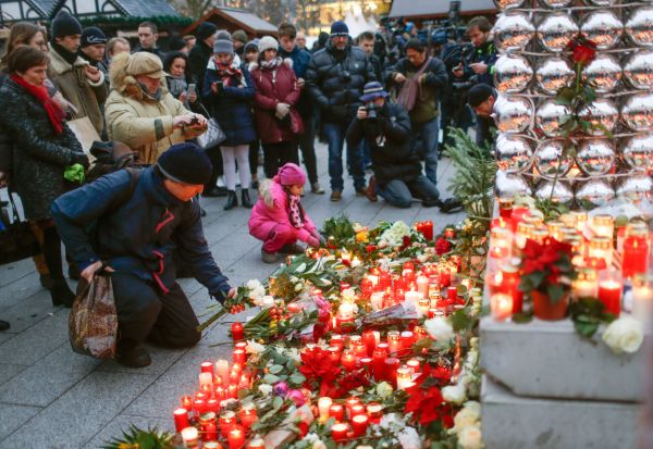 V Berlíně lidé zapalují svíčky, aby uctili památku pondělního útoku na vánočním trhu.