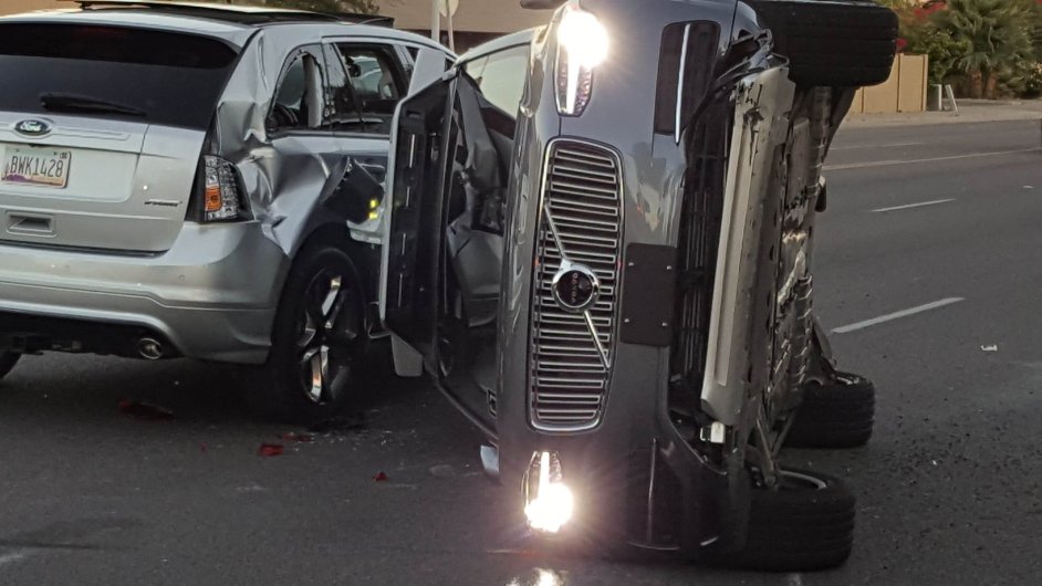 Uber po nehod v USA sthl vechny vozy s autonomnm zenm.