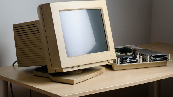 Standardem pro desktopy byly ještě před deseti lety CRT baňky, které extrémně unavovaly oči kvůli nízké obnovovací frekvenci, vlnění a chvění obrazu i nízkému rozlišení. jarvis_5900b220498ebdf0c730a99e.jpeg
