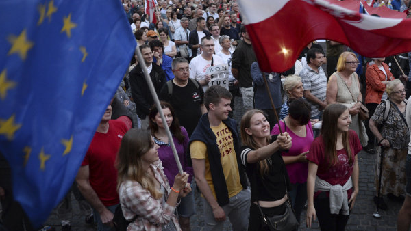 Mnoho Poláků proti jednání vlády protestuje.
