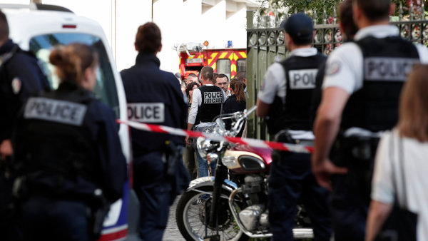 Policie zajišťuje místo, kde byli zraněni francouzští vojáci.