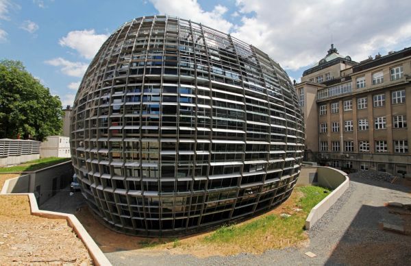 Dejvick&yacute; "kv�t&aacute;k". &Uacute;stav ro�n� �erp&aacute; p�es miliardu korun z&nbsp;licen�n&iacute;ch poplatk� za&nbsp;patenty profesora Anton&iacute;na Hol&eacute;ho.