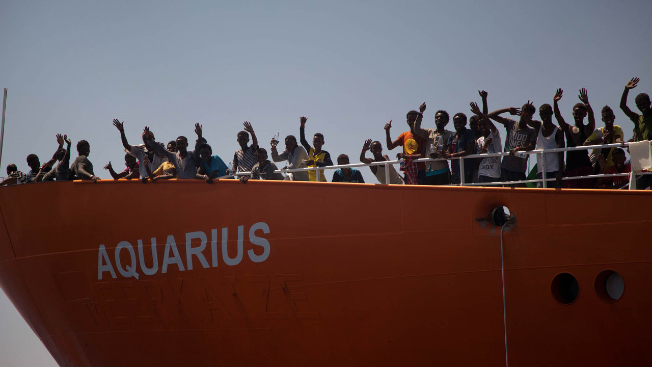 OSN rozhodla, e se pevn st z625 migrant napalub lodi Aquarius pemst naplavidla italskho nmonictva, kter pomohou sjejich pepravou dopanlska.
