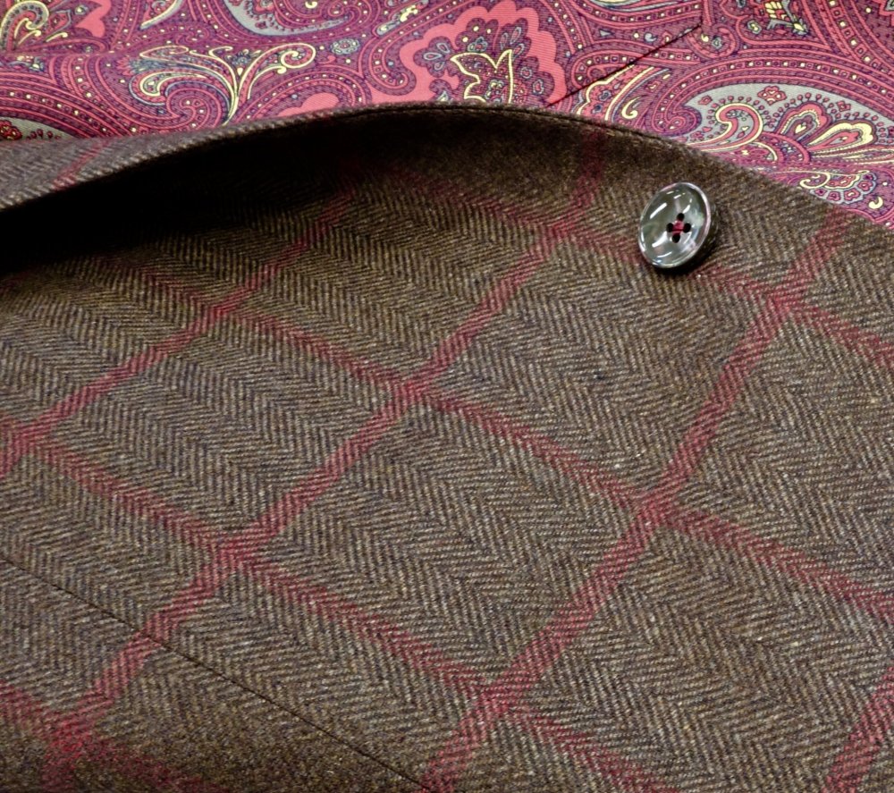 Detail přednice saka ze 100% kašmíru s podšívkou ze 100% hedvábí a knoflíčkem z australské perleti.