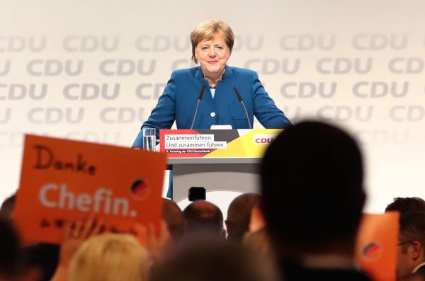 Posledn&iacute; projev Angely Merkel na pozici p�edsedkyn� CDU si vyslou�il n�kolikaminutov&yacute; potlesk, deleg&aacute;ti se s n&iacute; lou�ili cedulemi s n&aacute;pisy "D�kujeme, &scaron;&eacute;fko."