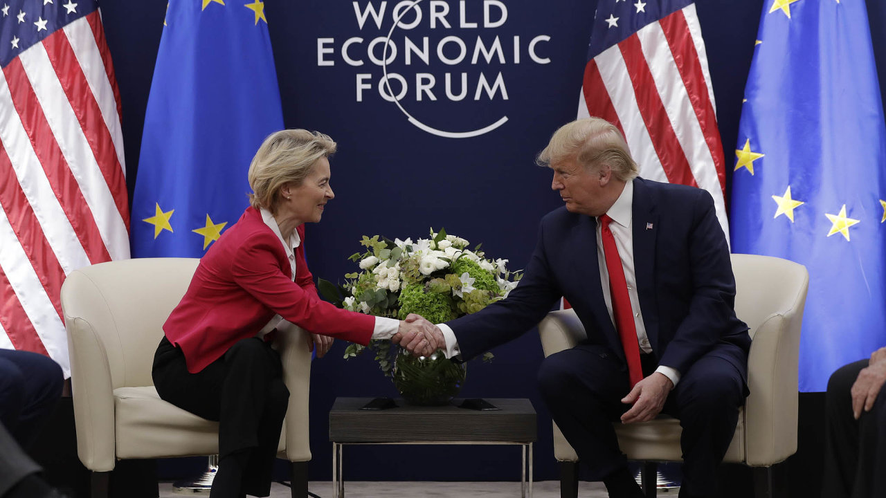 USA a EU nyní budou vyjednávat o uzavøení obchodní smlouvy. „Bìhem nìkolika týdnù chceme mít dohodu hotovou,“ øekla pøedsedkynì Evropské komise Ursula von der Leyenová. Na snímku s Donaldem Trumpem.