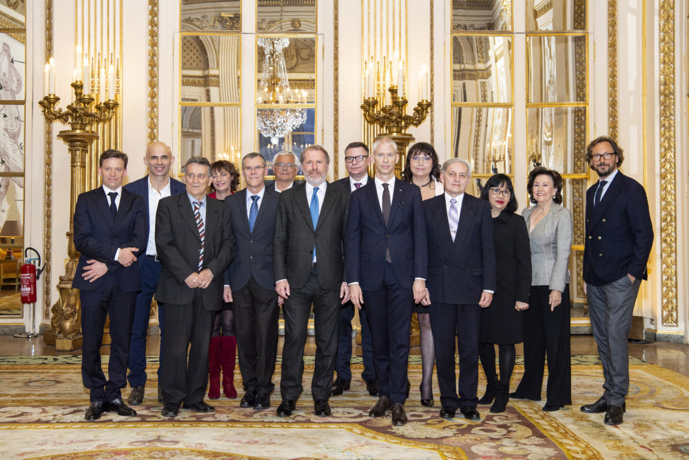 Remise des insignes de l'ordre des Arts et des Lettres aux artisans des maisons du Comité Colbert. Ministère de la culture