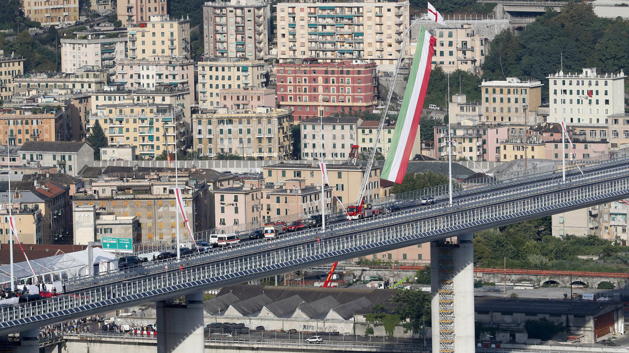 Vseveroitalskm Janov slavnostn oteveli nov dlnin most namst Morandiho mostu, jeho st se 14.srpna 2018 ztila.