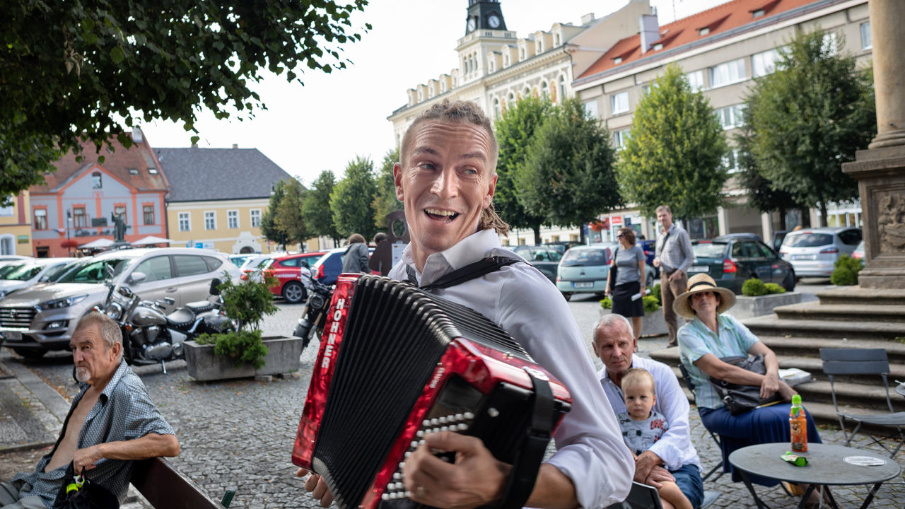 Předseda Pirátů Ivan Bartoš hraje na harmoniku v centru Loun