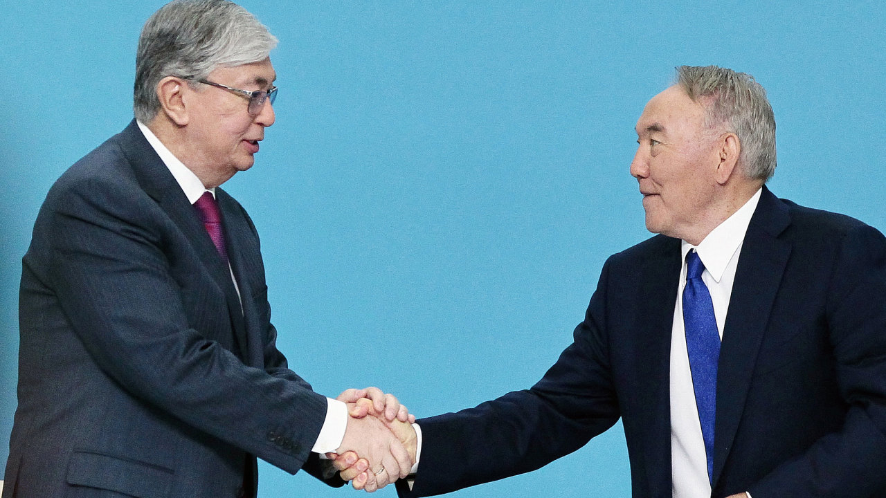 Bývalý kazašský prezident Nursultan Nazarbajev si potřásá rukou s prezidentem Kasym-Žomart Tokajevem během kongresu vládnoucí strany Nur Otan v Nur-Sultanu.