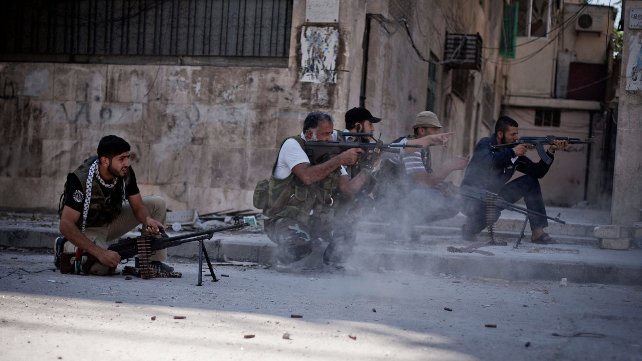Syrští rebelové v pøestøelce s vojáky v severosyrském Aleppu. Sobota 8. záøí 2012