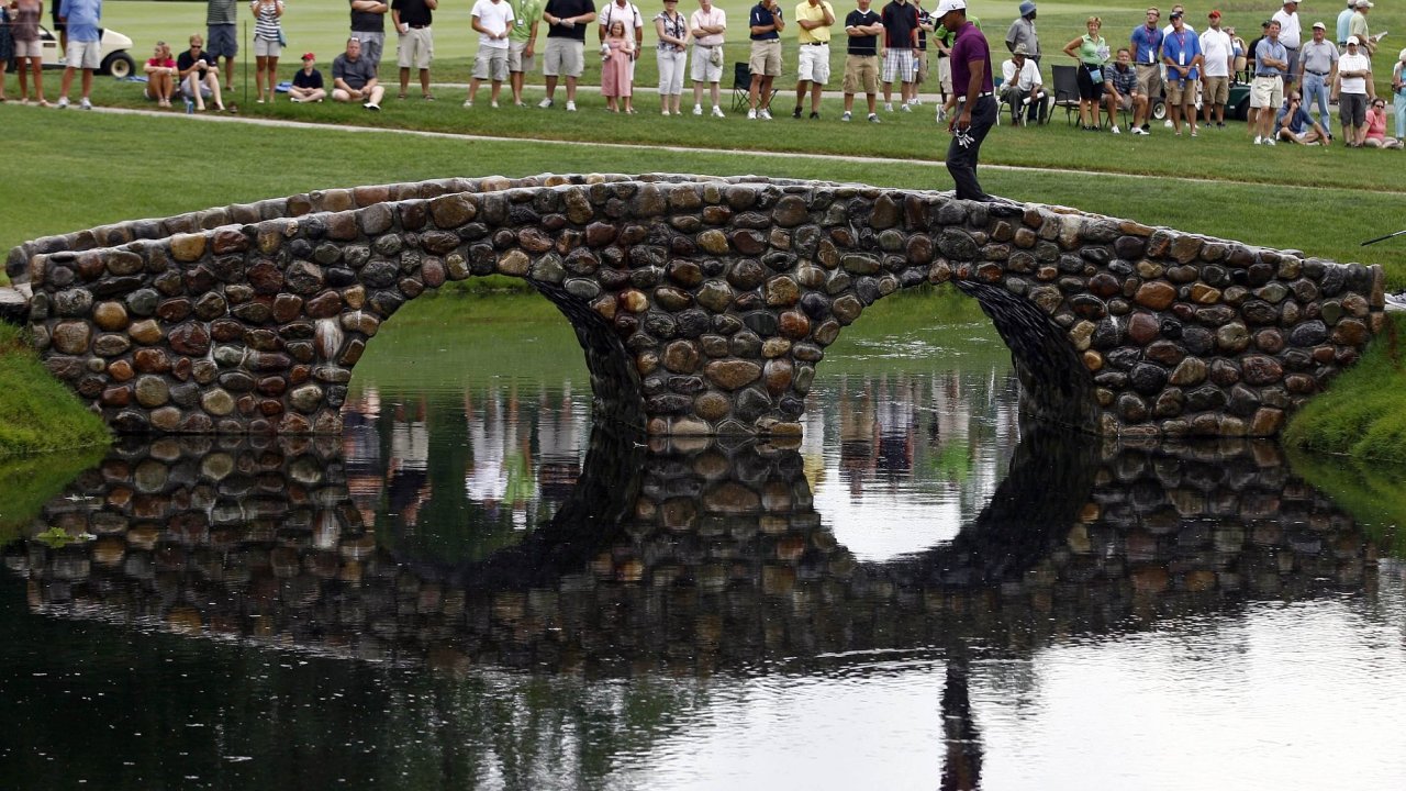 Tiger Woods jde pes vodn pekku vstc tet jamce na Bridgestone Invitational PGA.