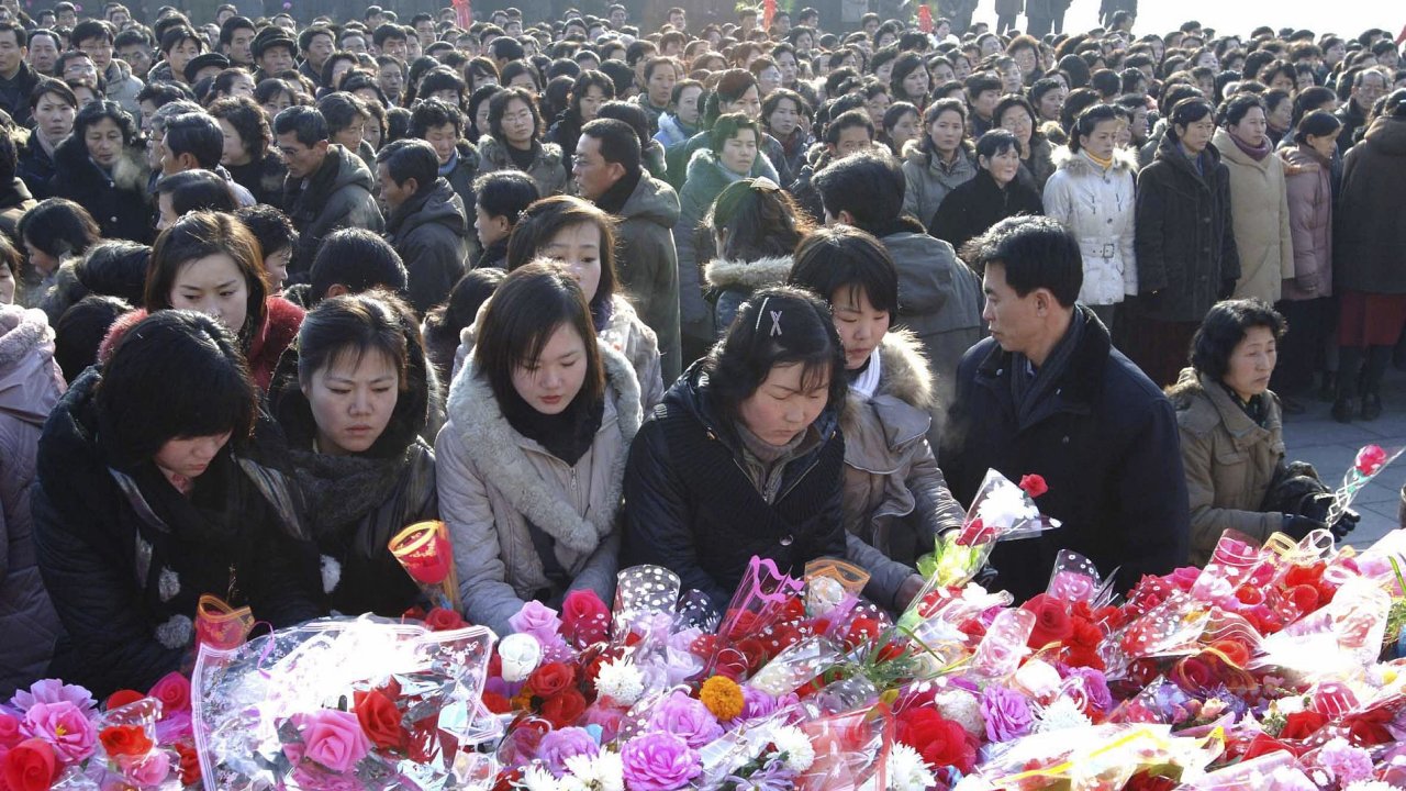 Severokorejci pokldaj za zesnulho Kim ong-ila nespoet kvtin