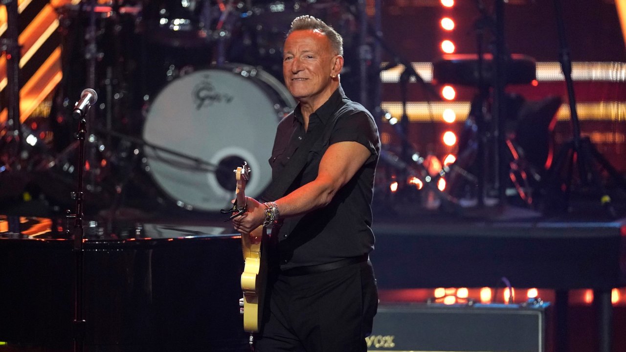 Americký zpìvák a hudebník Bruce Springsteen se pokouší dostat ke koøenùm toho, èemu se øíká moderní populární hudba.