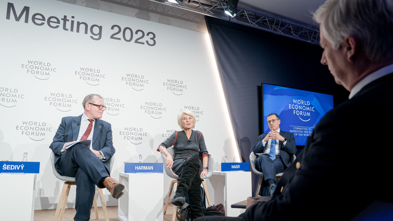 Jiøí Šedivý (vlevo) v panelu Svìtového ekonomického fóra v Davosu. Debatu o jaderných zbraních v první øadì sledoval i belgický král Filip (vpravo vepøedu).