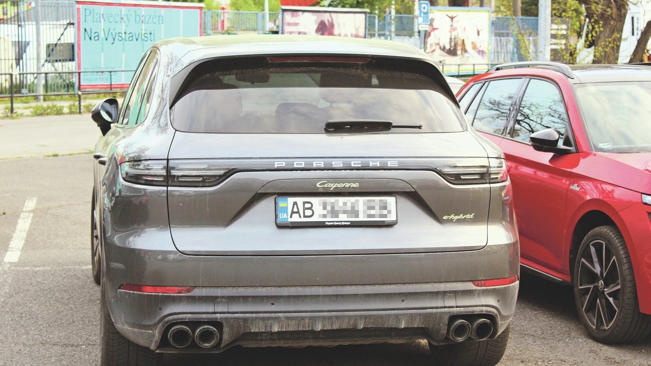 Zaparkovan auta s ukrajinskou poznvac znakou stoj 2. kvtna 2022 v ulicch Prahy 7.