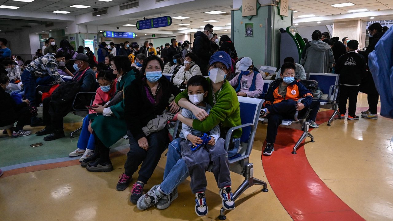 Dìti a jejich rodièe èekají v ambulanci dìtské nemocnice v Pekingu, respiraèním onemocnìní