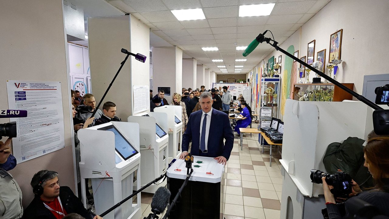 K volbm piel i jeden z kandidt: Leonid Sluck, f nacionalistick Liberln demokratick strany Ruska (LDPR).