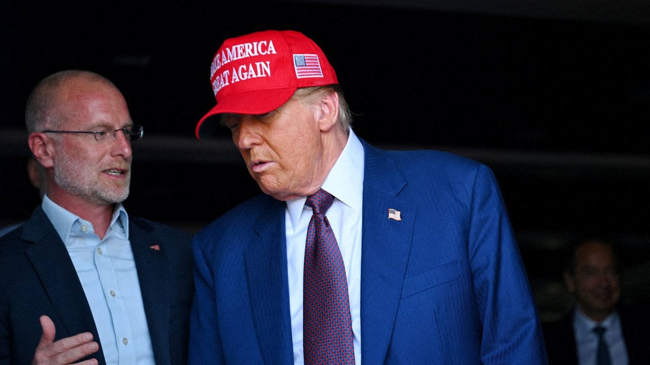 Americk prezident Donald Trump oznail Brendana Carra jako vlenka za svobodu projevu.