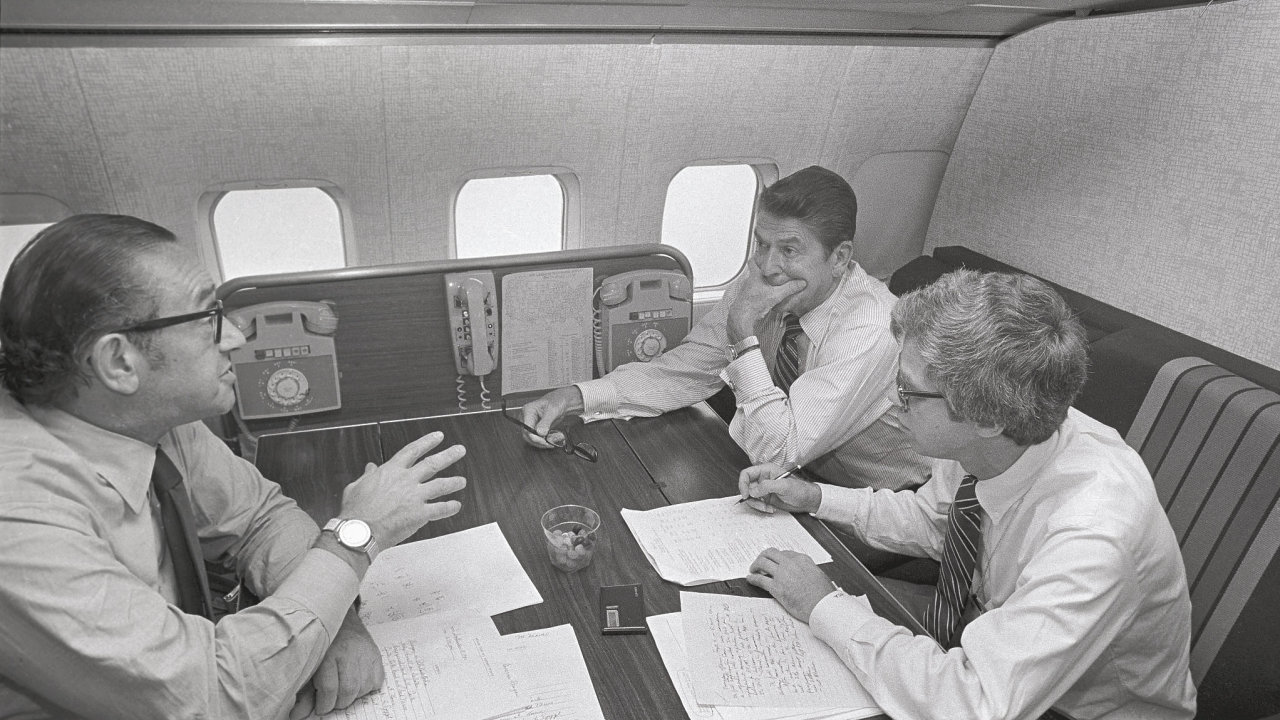 Ronald Reagan (uprost�ed) diskutuje se sv�mi poradci Alanem Greenspanem...