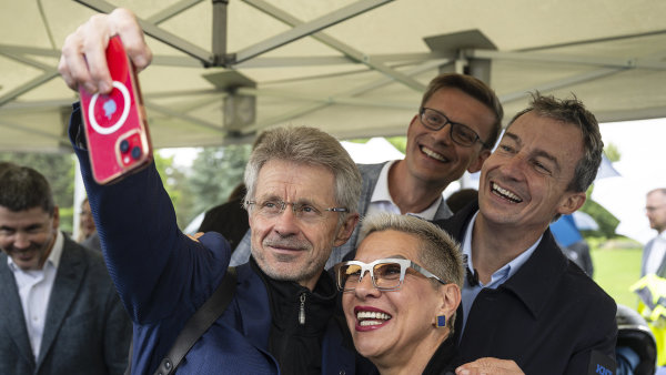 Kandid�tka ODS do Sen�tu Dagmar Peckov�, p�edseda ODS Martin Kupka, Milo�...
