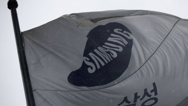 FILE PHOTO: Samsung forecasts record quarterly profit, beating estimates on...