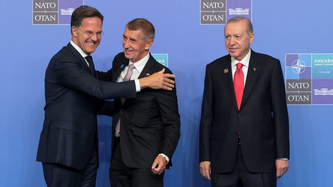 Andrej Babiš na summitu NATO s generálním tajemníkem aliance Ruttem (vlevo) a...