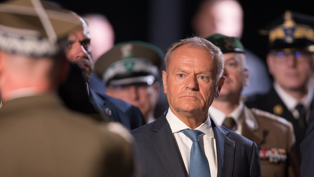 Polsk� premi�r Donald Tusk se ��astn� slavnostn�ho ceremoni�lu u p��le�itosti...